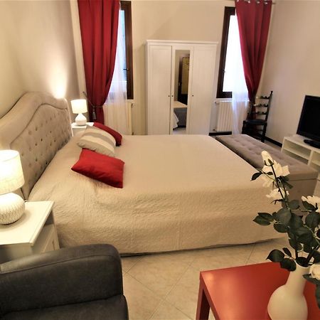 Central And Spacious Apartment Veneţia Exterior foto